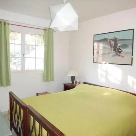 With One Bedroom In Raphael With Enclosed Garden And Wifi 900 M From The Beach Apartment Saint-Raphael (Var)